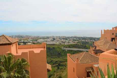 Middle floor apartment for sale in Alcores de Calahonda, Mijas